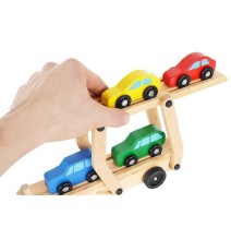 Medinis sunkvežimis - vilkikas su automobiliais