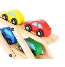 Medinis sunkvežimis - vilkikas su automobiliais