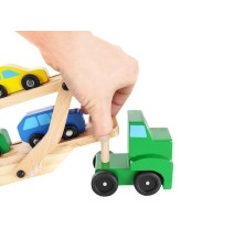 Medinis sunkvežimis - vilkikas su automobiliais