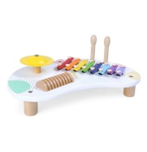 Medinis staliukas su muzikiniais instrumentais
